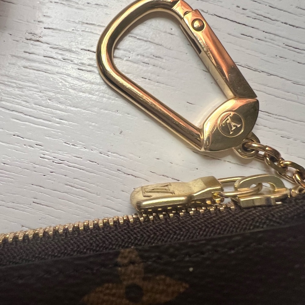LV Key Pouch 🍓SOLD🍓 - Picture 13 of 17